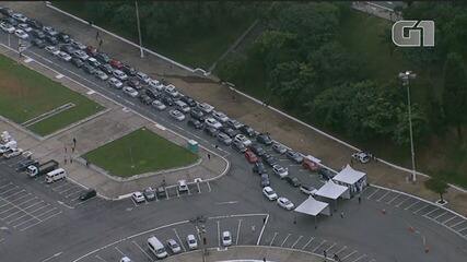 VÍDEO: Posto de vacinação do Pacaembu tem longa fila para imunização drive-thru